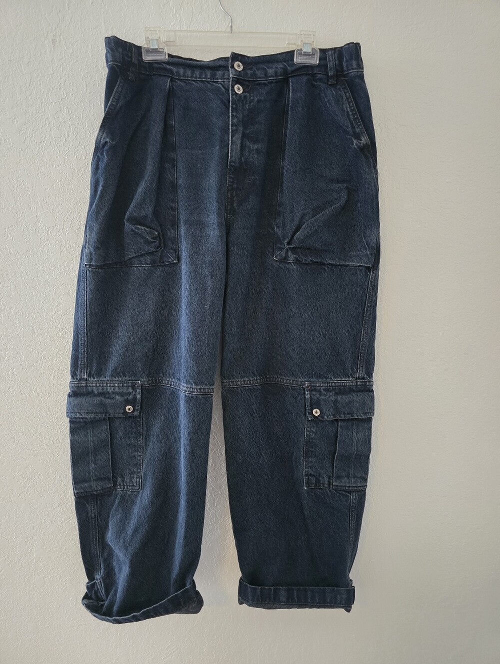 Free People baggy navy cargo jeans. Wide leg. Size 31